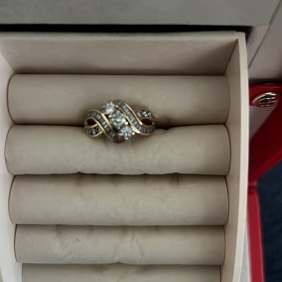 A beautiful 14 karat diamond ring from Macy’s collection - Picture 1 of 6